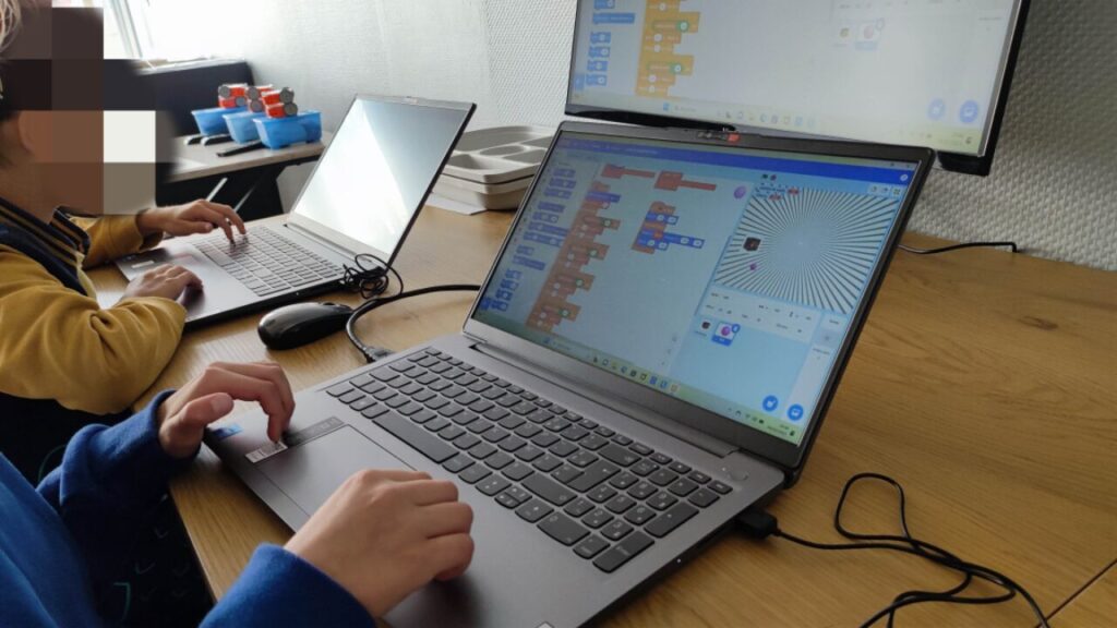 enfants qui programment sur scratch